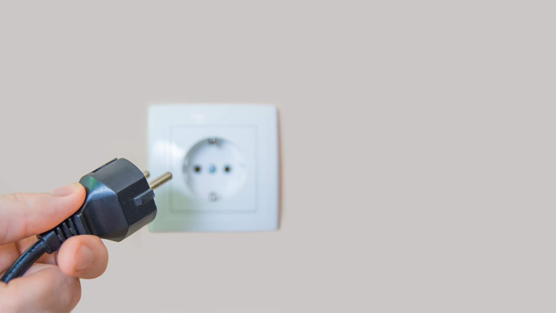 Installation, remplacement et déplacement de prise électrique Devis & Prix IZI by EDF